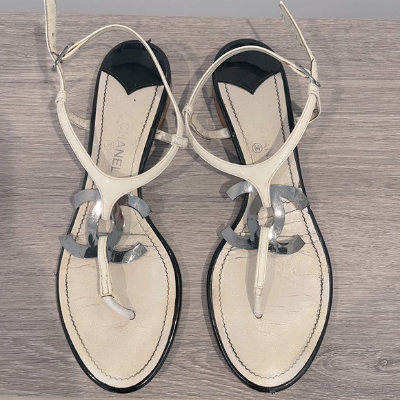 100% authentic Chanel CC logo patent leather sandals. With box and dust bag - Picture 1 of 5